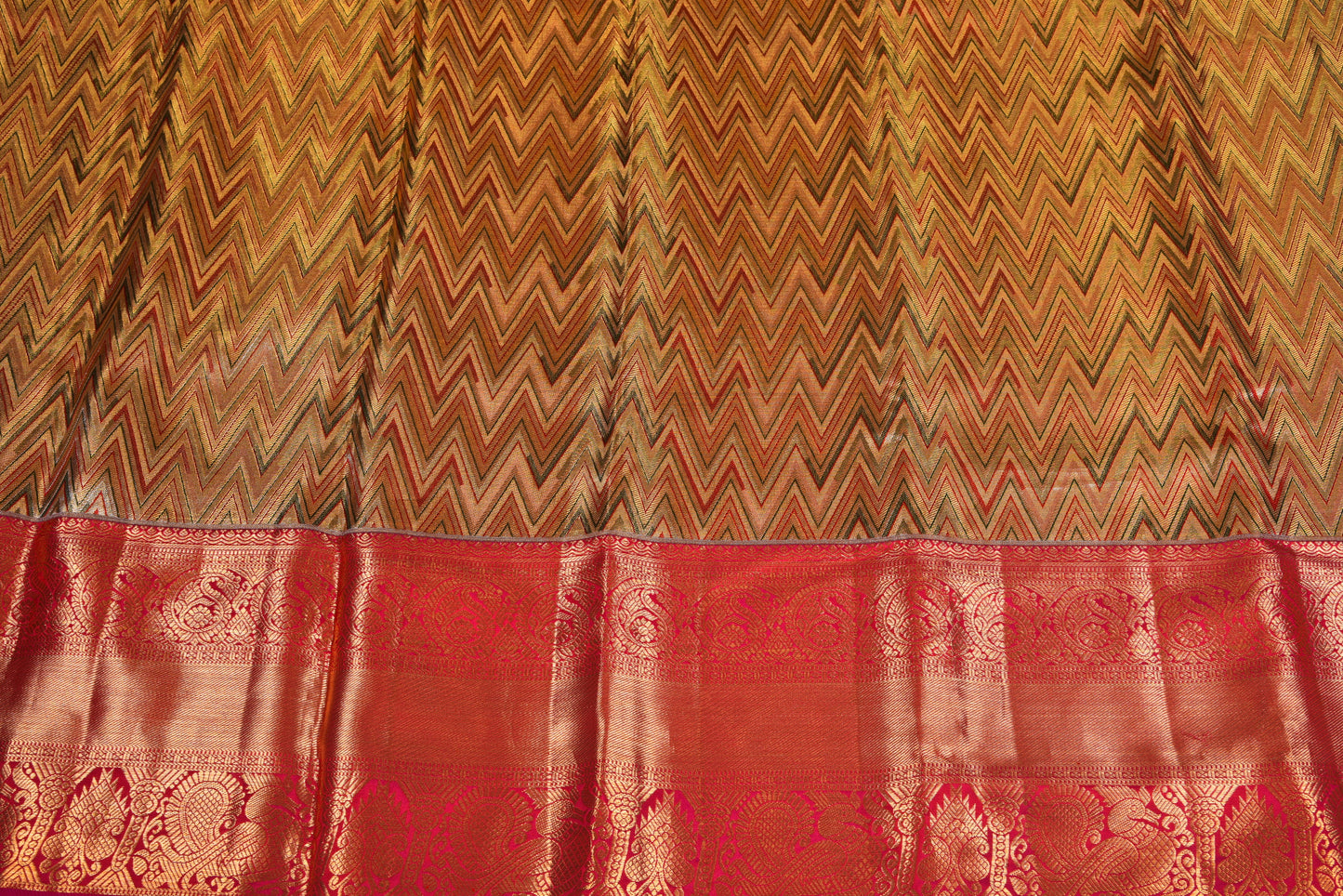 Golden zigzag pattern with contrast red border